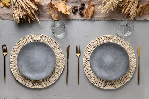 Photo autumn table setting for two person.