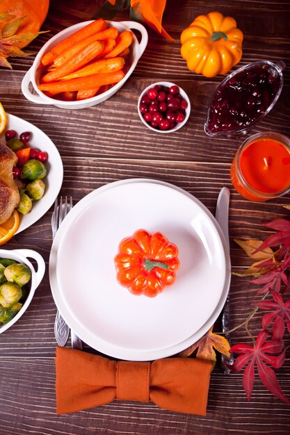 Regolazione della tavola autunnale con zucche.