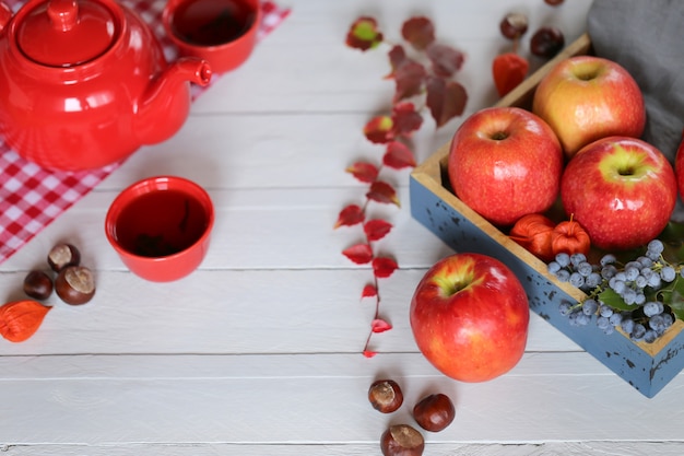 Tè autunnale teiera con una tazza di tè