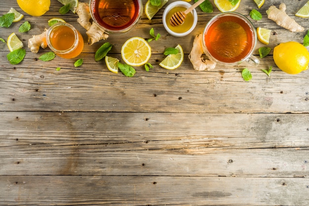 Tè d'autunno con menta e limone con ingredienti