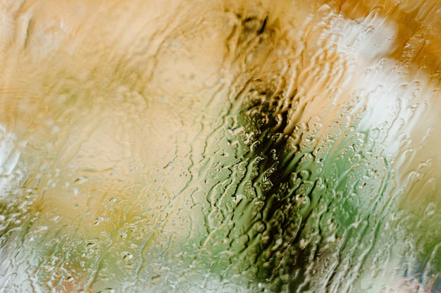 Foto texture autunnale gocce d'acqua sul vetro in autunno