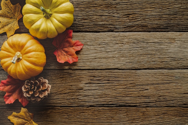 Photo autumn thanksgiving day background with fallen leaves and fruits