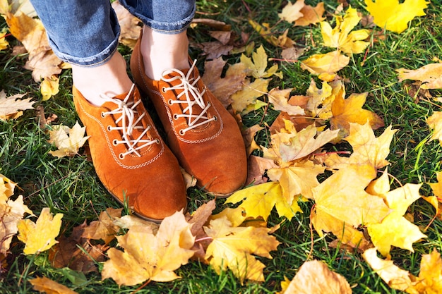Фото Осень. девушка гуляет по парку. женская обувь в осенней листве