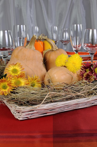 Tema autunnale nella decorazione del tavolo da pranzo