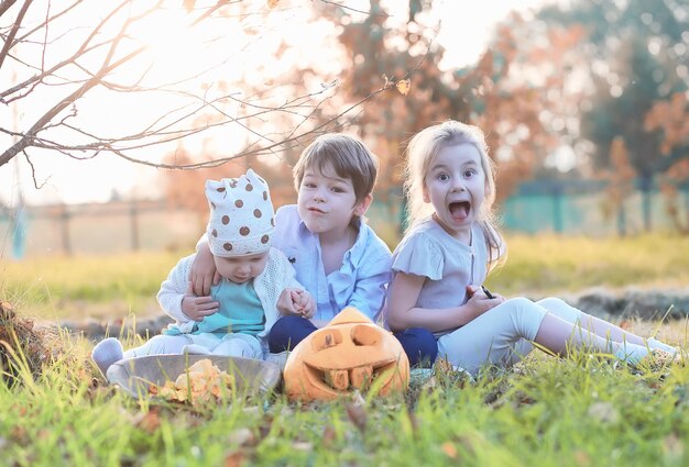 Tradizioni autunnali e preparativi per la festa halloween una casa nella natura una lampada fatta di zucche sta ritagliando a tavola