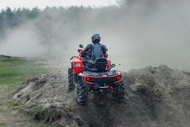 秋のUTV ATVオフロードのほこりっぽい運転