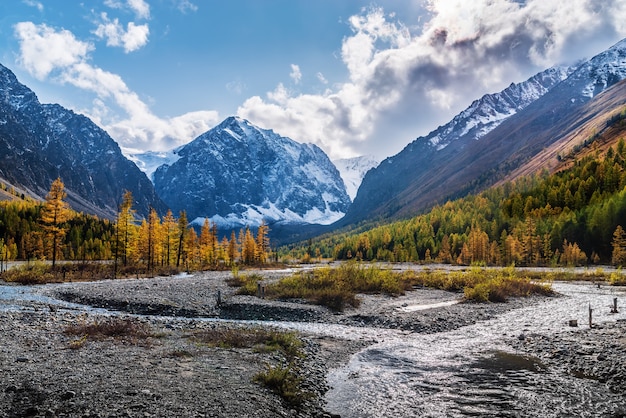러시아 북부 추이스키 산맥의 빙하 기슭에 있는 악트루 강의 가을 계곡