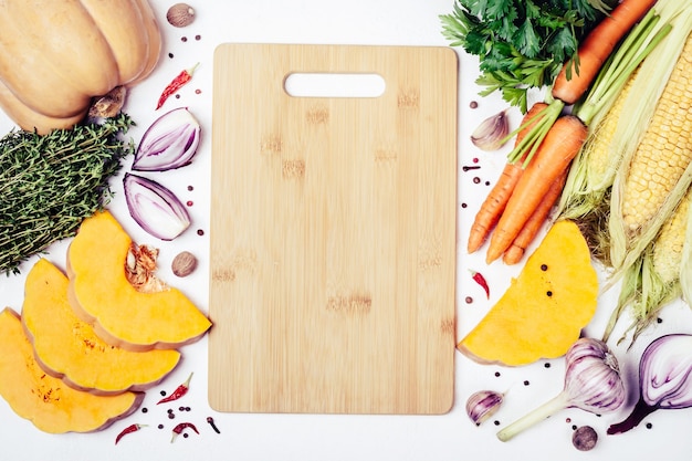 写真 おいしいベジタリアン料理とまな板のための秋の野菜栄養成分。