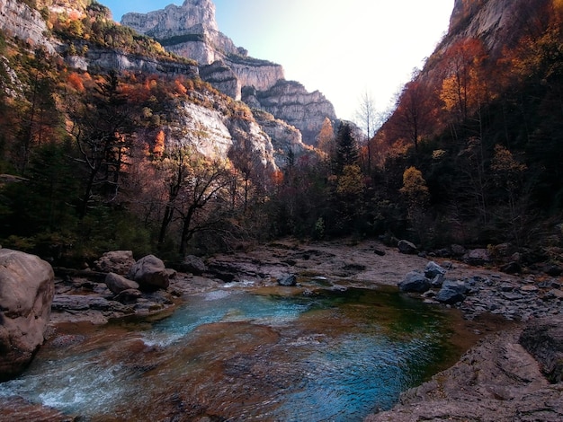 Осенний вид на каньон Айскло в природном парке Ордеса-и-Монте-Пердидо с рекой Беллос.