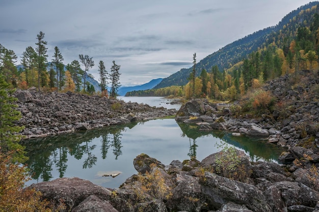 Foto la vista autunnale del bellissimo lago teletskoye lost world altai mountains russia.