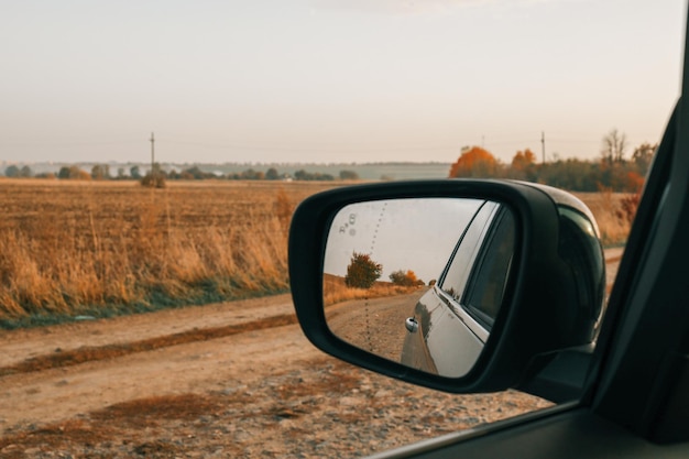 写真 車のサイドミラーから見える秋の景色