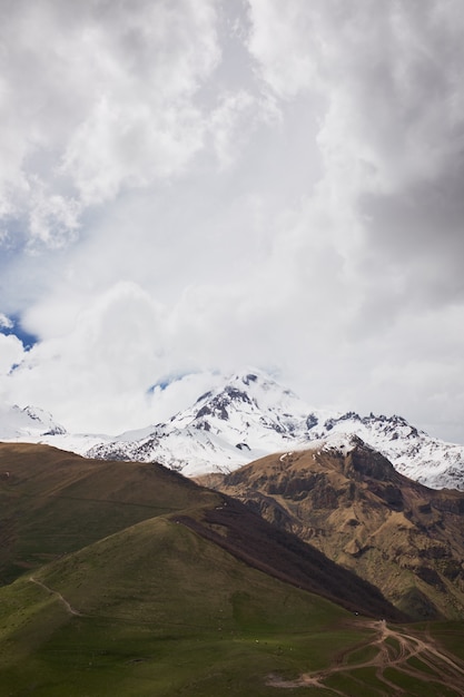 조지아에서 Kazbek 산의가보기입니다. 아름다운 산 풍경