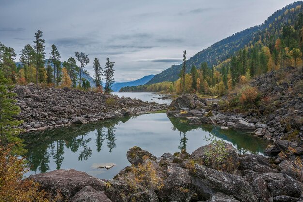 사진 놀랍도록 아름다운 teletskoye 호수의 가을 풍경 lost world altai mountains russia