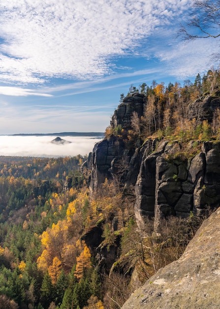 写真 サクソン・スイス国立公園の岩の秋の景色 ドイツ 有名な旅行先