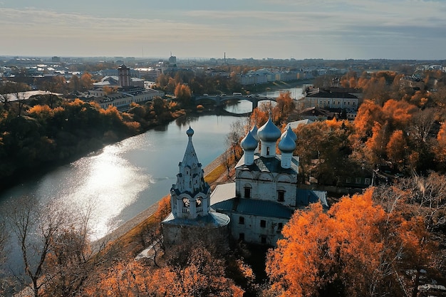 秋のヴォロゴダクレムリン、ドローンの上面図、ロシアの宗教キリスト教教会