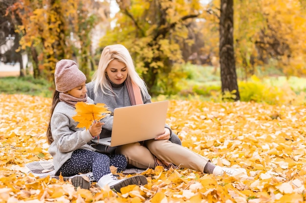 Passeggiata autunnale. madre e figlia stanno parlando in videocomunicazione