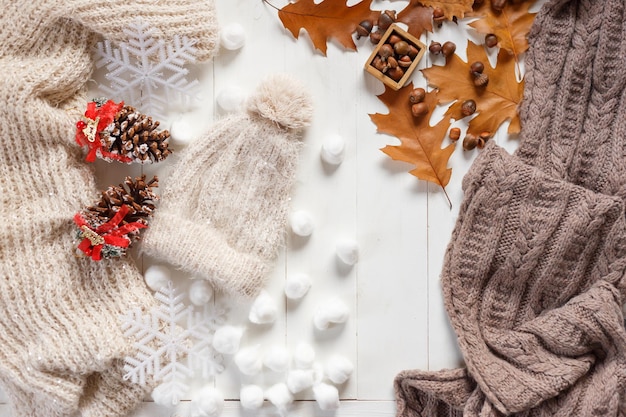 Осенне-зимний стильный женский наряд, свитер, шляпа, обувь и небольшие осенние предметы, вид сверху