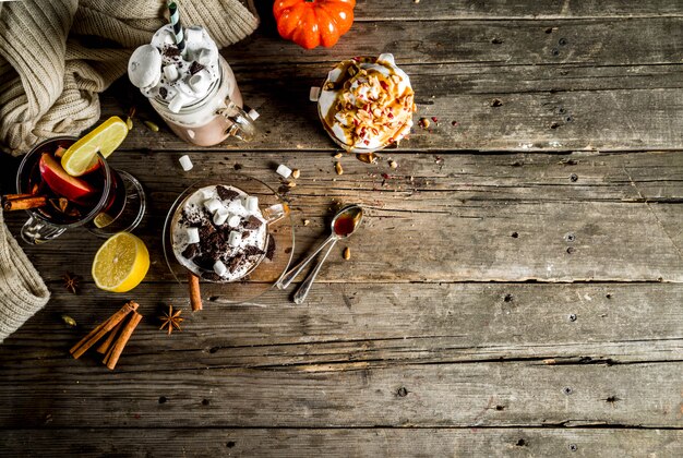 秋冬の温かい飲み物、ホットチョコレート、カボチャのラテ、キャラメルとピーナッツのコーヒーラテ、グリューワイン