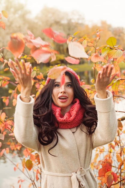 Осенняя женщина веселится в осеннем парке на открытом воздухе