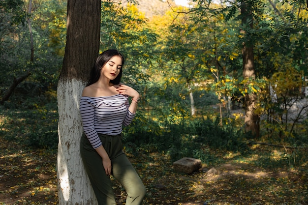 屋外公園で秋の女性の肖像画