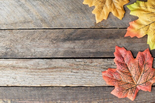 Фото Осенний деревянный фон и падающие листья копируют пространство