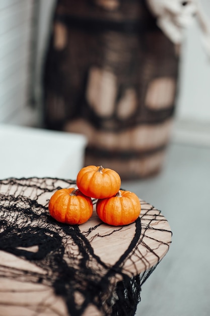 Фото Осенний показ ряда больших оранжевых тыквы на балах сена в канун всех святых в октябре осенние тыквы для подготовки к хэллоуин и день благодарения на городском рынке
