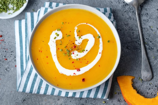 Осенний суп в миске на сером фоне