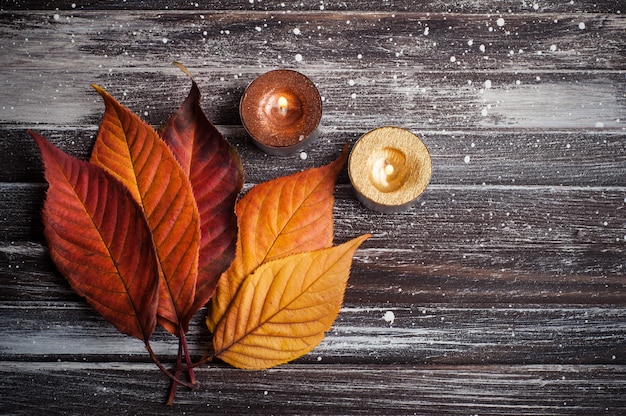 Foto natura morta autunnale con candele