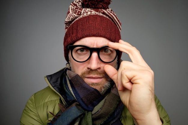 Moda autunno inverno uomo attraente con barba che indossa cappello e sciarpa uomo barbuto serio ed elegante