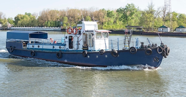 Foto nave ausiliaria che naviga sull'acqua del fiume