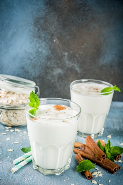 Foto avena colombiana, colombiaans havermoutdrankje met kaneel en munt