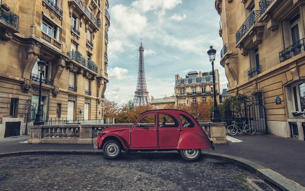 赤いレトロな車でパリのアベニューデカモエンス