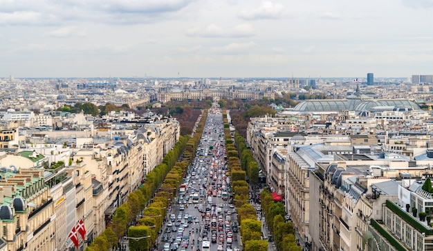 Avenue des Champs-Elysees gezien vanaf de Arc de Triomphe in Parijs