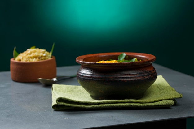 Avial en Cabbage fry Kerala traditionele bijgerechten die zeer gezonde en smakelijke vegetarische gerechten zijn, gerangschikt in aardewerk met een grijs gekleurde achtergrond