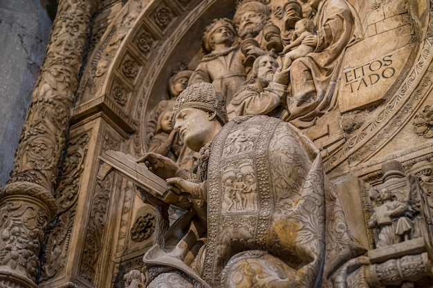 Авила, Испания - 17 апреля 2019 г. Интерьер собора Авилы во время празднования Страстной недели в Испании. Библейские сцены в рельефе