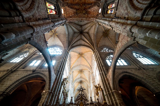 Foto avila, spagna - 17 aprile 2019. interno della cattedrale di avila durante la celebrazione della settimana santa in spagna.