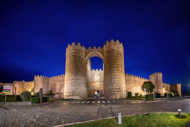 Avila Spanje Uitzicht op de historische stadspoort Puerta de San Vicente