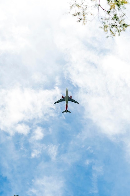 Photo avin en el cielo azul con nubes desde abajo avin de pasajeros de alto vuelo