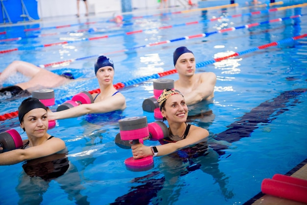 Avka aerobics in het zwembad een groep jongeren in opleiding