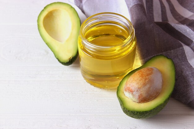 Photo avocado and avocado oil close up on the table