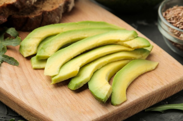 Avocado brood ingrediënten voor het maken van avocado sandwiches Op een donkere achtergrond