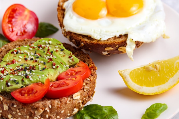 Avocado-brunch. Ei toast op brood. Veganistisch Broodje