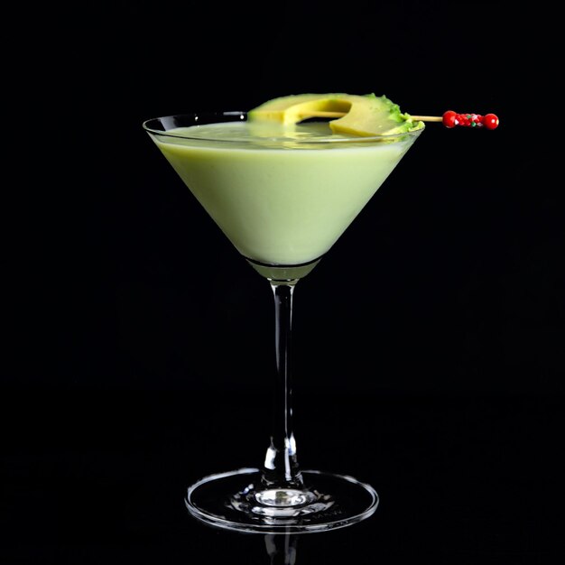 Foto avocado cocktail fatto con avocado sbucciato wasabi cetriolo menta mango succo di lime succo d'ananas