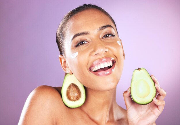 顔の輝きの健康的な輝きと化粧品広告のモックアップのためのスタジオ ポートレートのアボカド クリームとスキンケア女性皮膚科製品と自己愛のための栄養ビーガン フルーツと黒人女性モデル