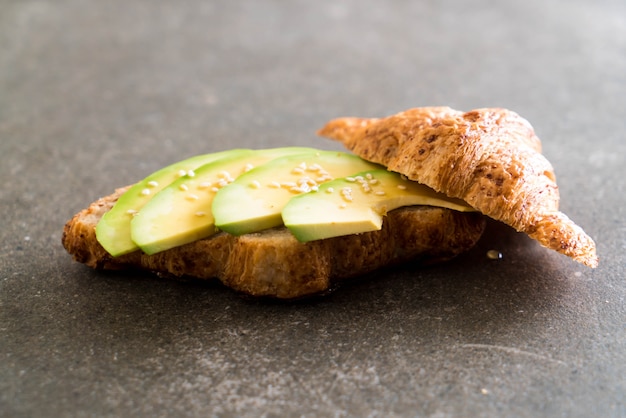 avocado croissantsandwich