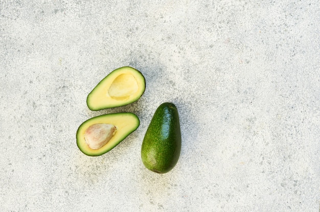 Taglio di avocado. avocado fresco su sfondo di pietra.