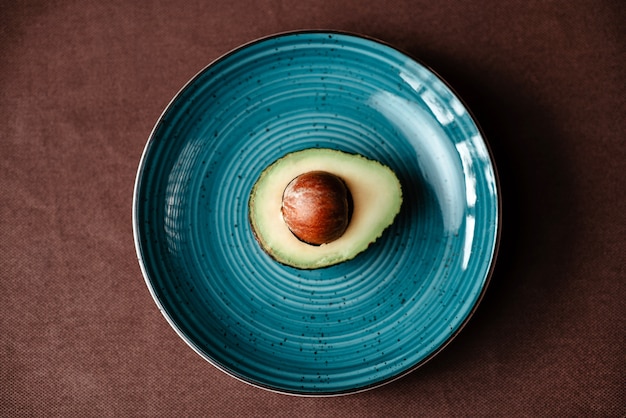 Photo an avocado cut in half with a bone inside