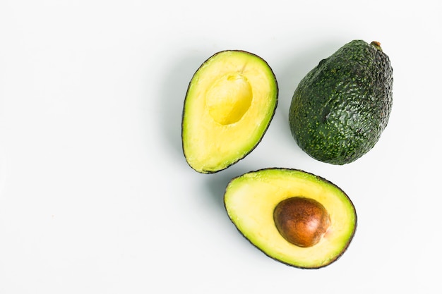 Avocado su uno sfondo di legno scuro