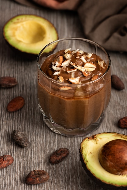 Авокадо десерт с какао в стакане