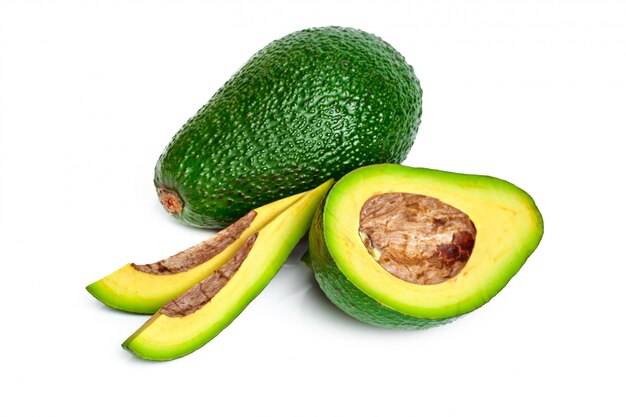 Avocado die op een witte achtergrond wordt geïsoleerd